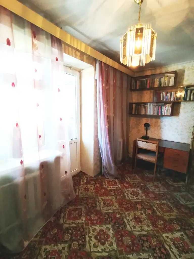 Продам большую 3к возле озера Победа 6.Кирпичный дом.Перемога