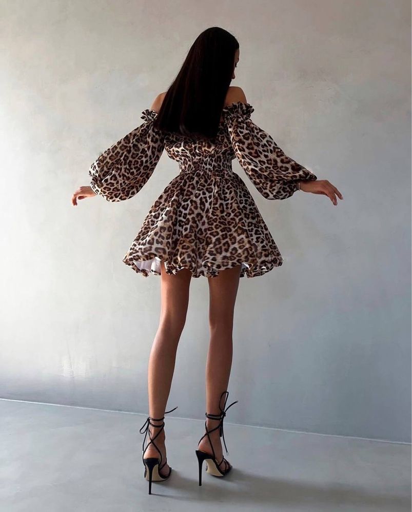 Модное женское платье в трендовом принте лео
