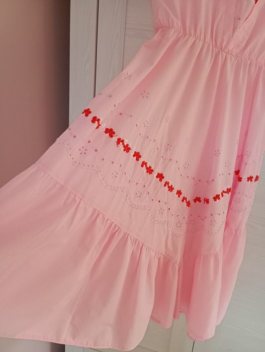 Romantyczna sukienka różowa w stylu Sanah