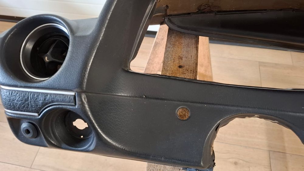 Mercedes Beczka W123 deska konsola czarna