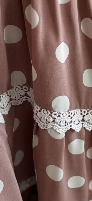 Retro sukienka w grochy pudrowy róż z falbanką wiązana koktajlowa