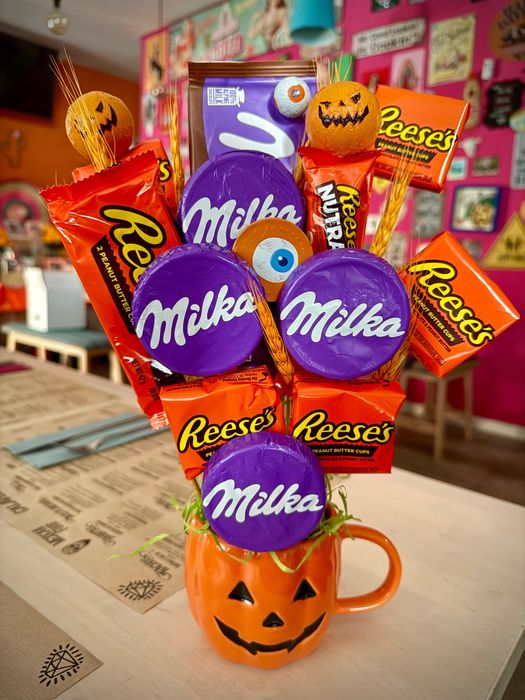 Caneca fantasma,abobora ou caveira com sortido de chocolates