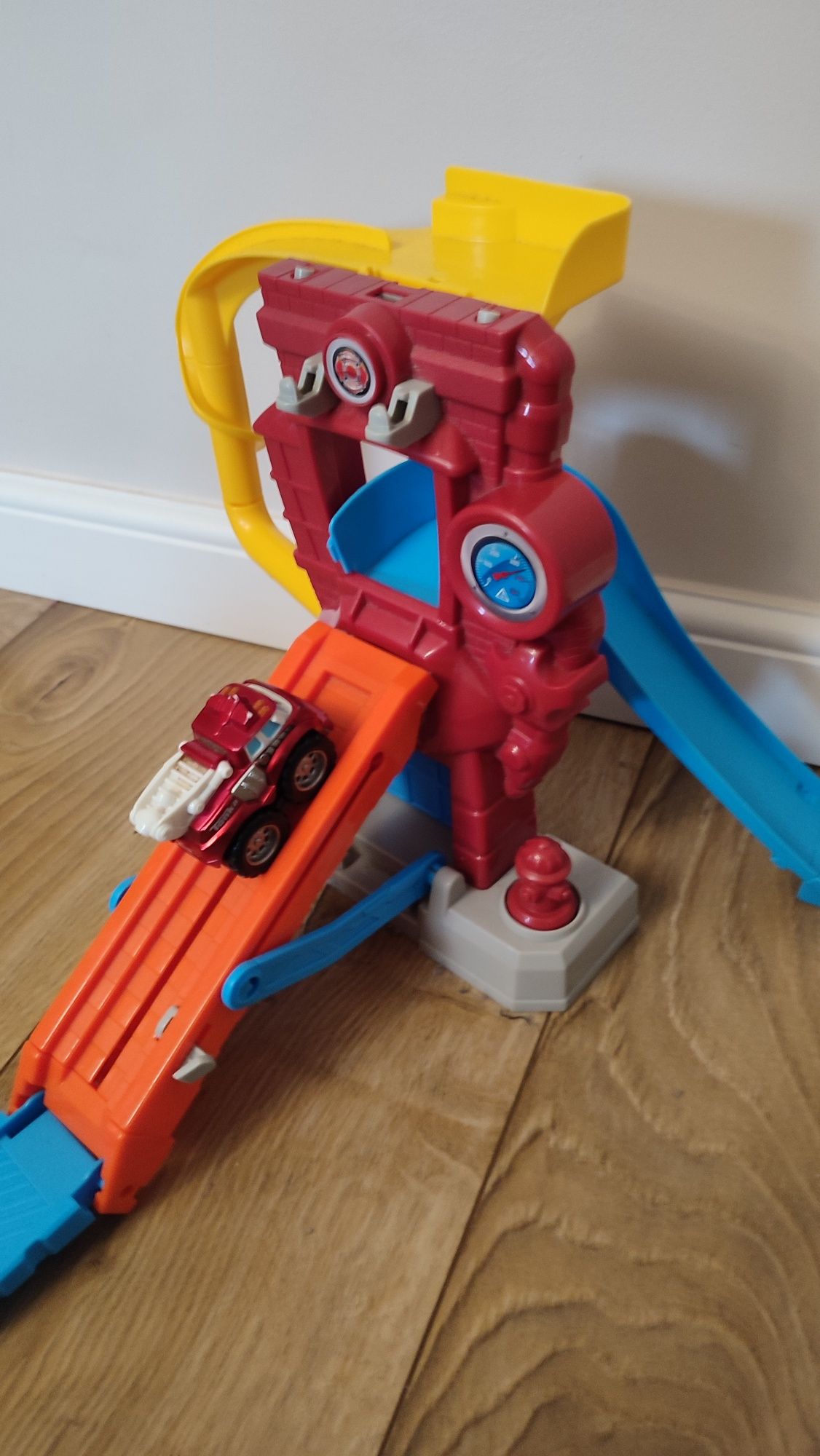 Hasbro Chuck Tonka tor wesoła remiza