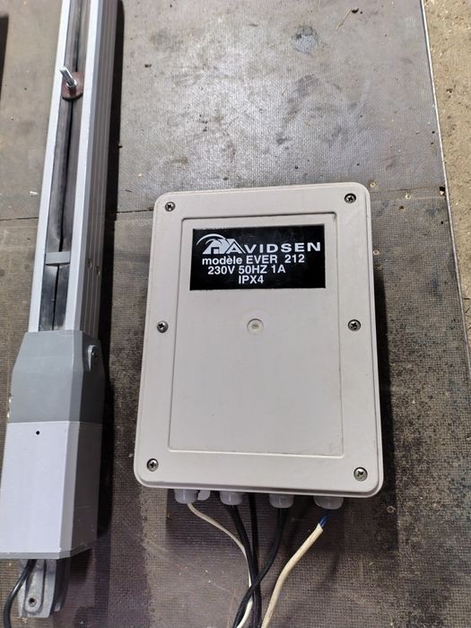 Ewer 212 mechanizm do otwierania bram dwuskrzydłowych