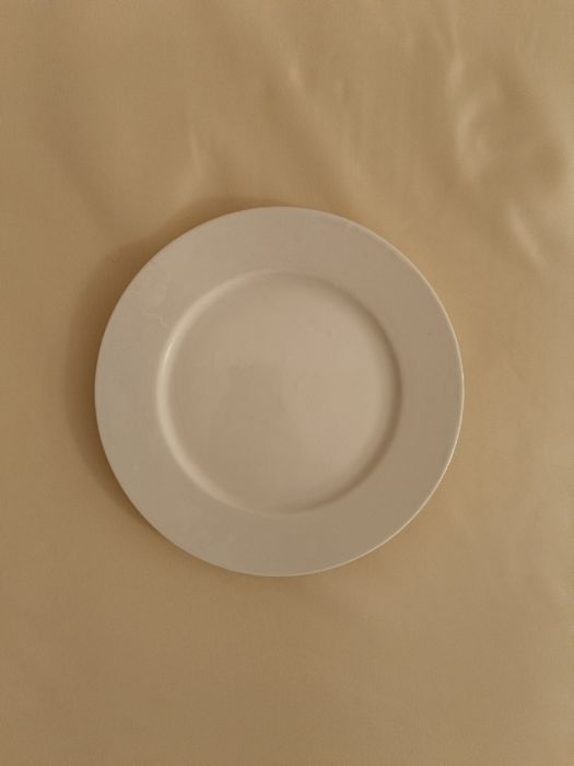 Talerz nowy jednokolorowy biały