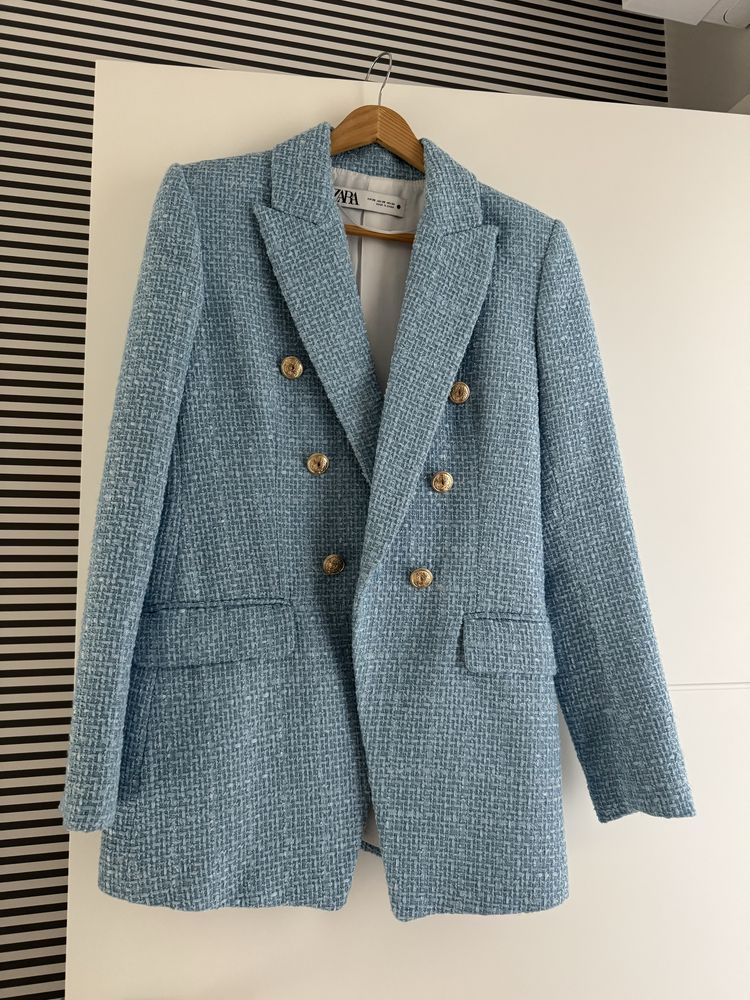 Blazer azul com botoes dourados