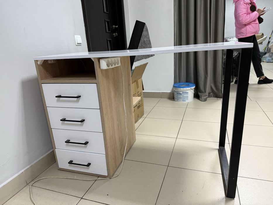 Продам стіл манікюрний