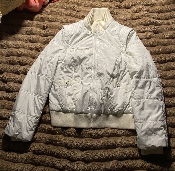 милая белая куртка с бантиком на спине
