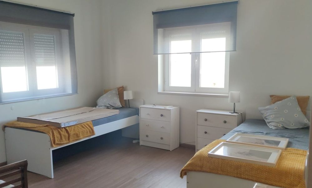 2 camas quase novas 90x200 com colchão