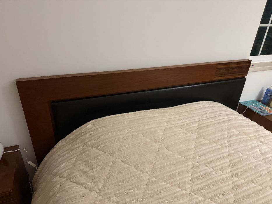 Quarto casal em madeira em bom estado