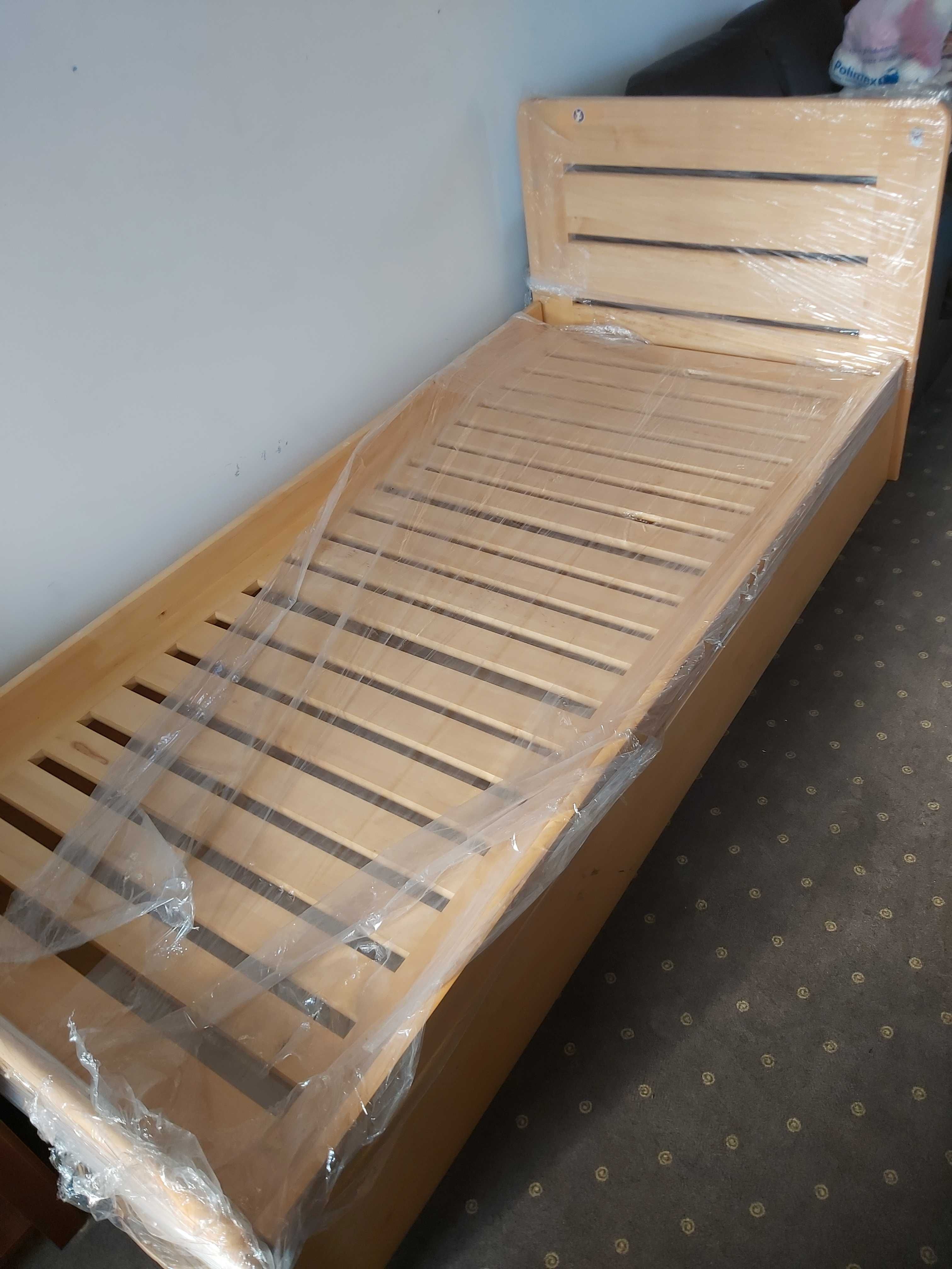 drewniane łóżko z pojemnikiem
