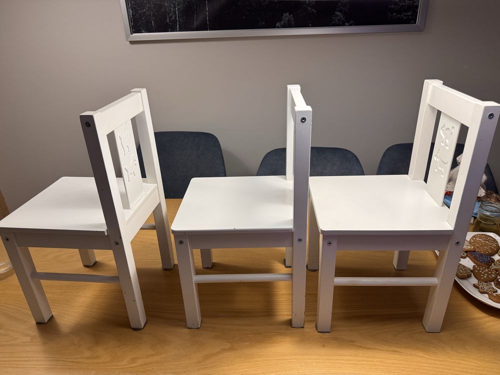 dwa krzesła dla dzieci Ikea Sundvik