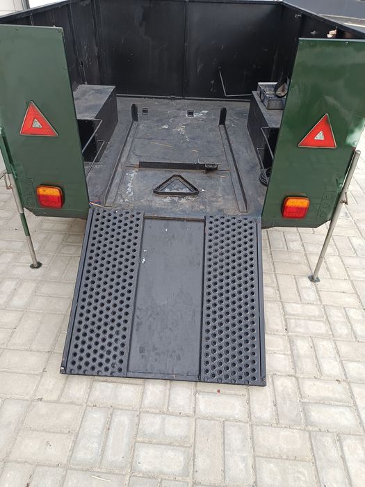 Atrelado para carga com rampa
