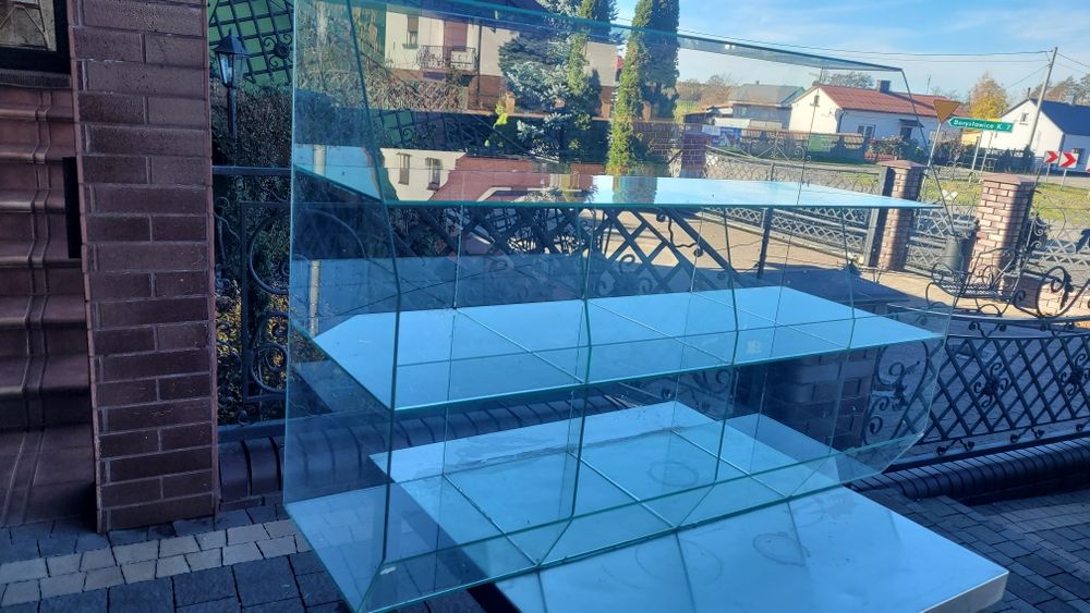 Szklana gablota/regał sklepowy