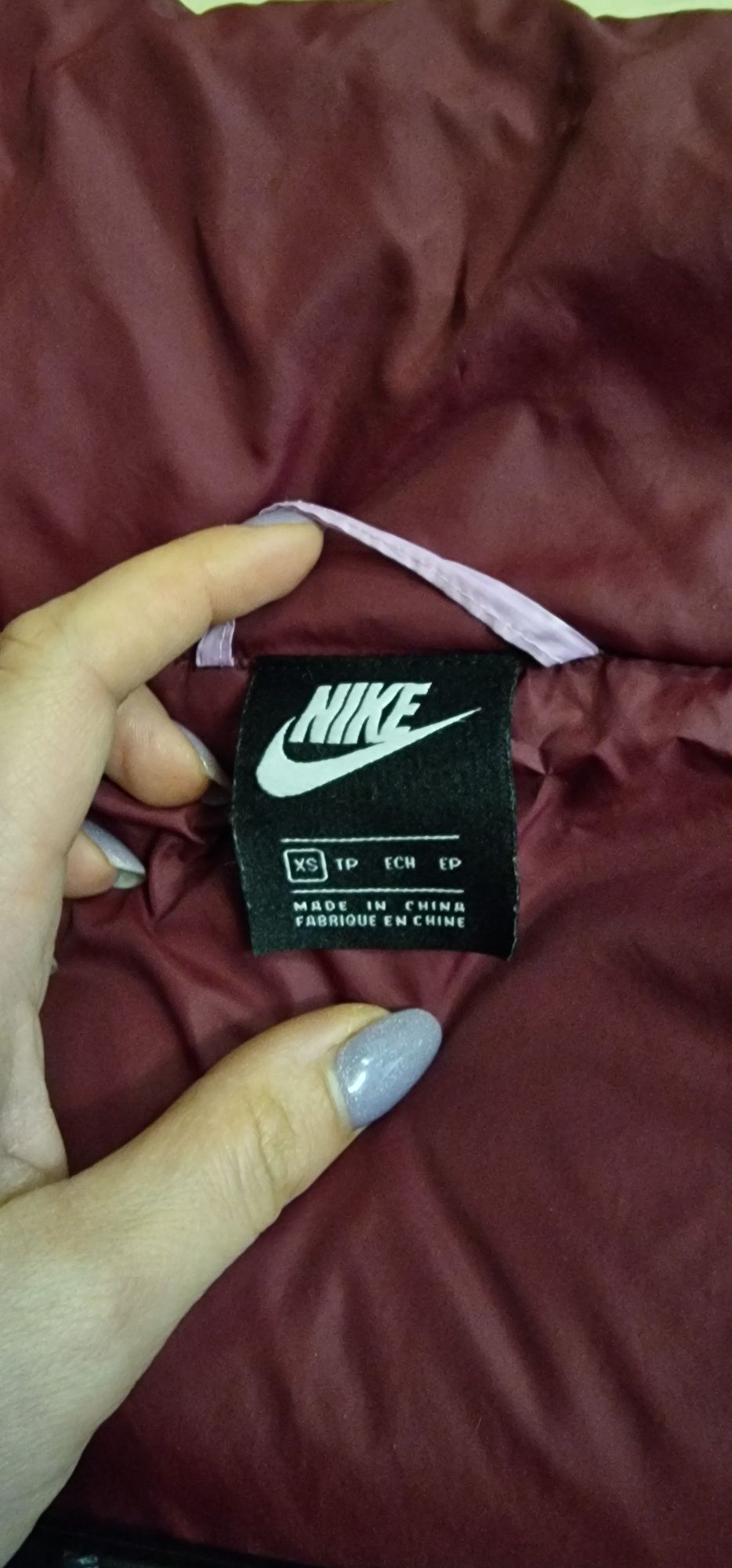 Пуховик Nike в ідеальному стані, розмір XS, але більшомірить
