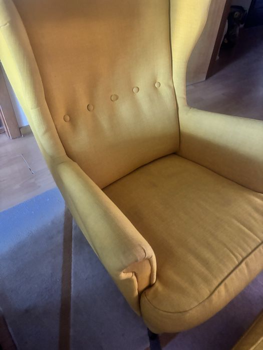 Cadeirao e pufe amarelo do Ikea