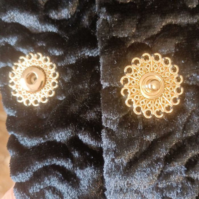 ЭЛЕГАНТНАЯ Стильная  Эко Шуба под КАРАКУЛЬ ,  чёрного цвета .