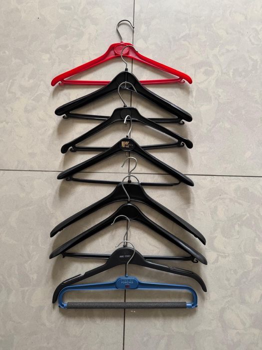 Cabides para vestuário em plastico e metal