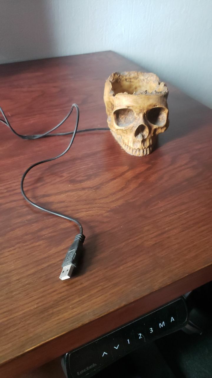 Продаю USB-хаб в виде черепа (4 гнезда)