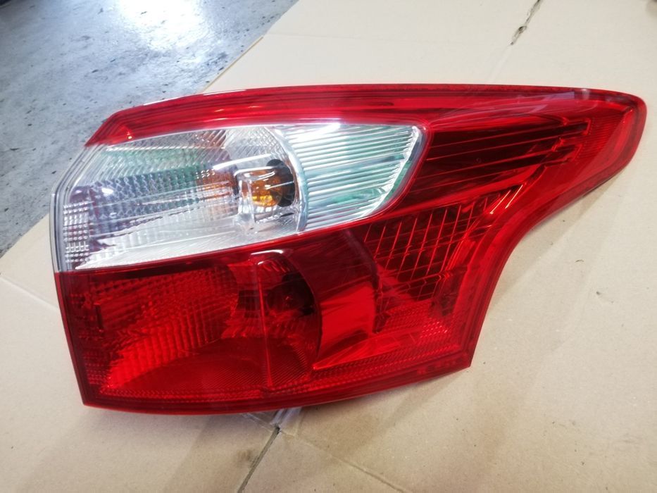 Lampa prawa tylne prawy tył Ford Focus mk3 III Kombi 10-14r w błotnik