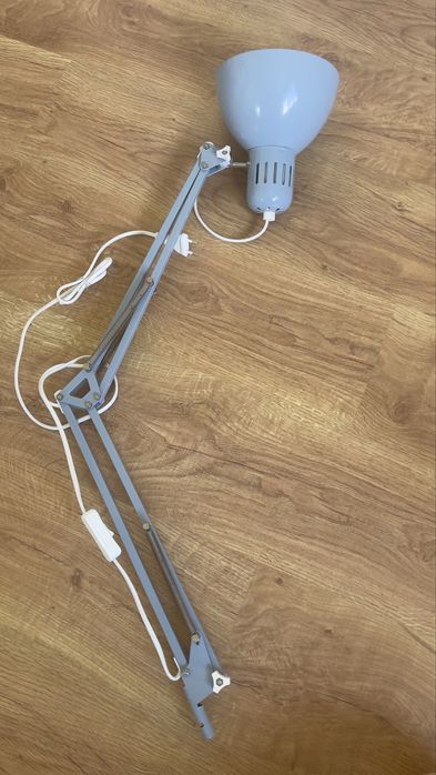 abajur de mesa em uma haste