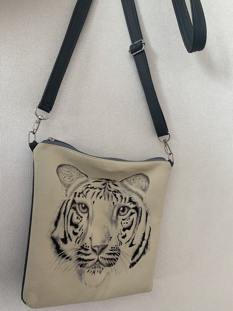 сіра сумка з тигром