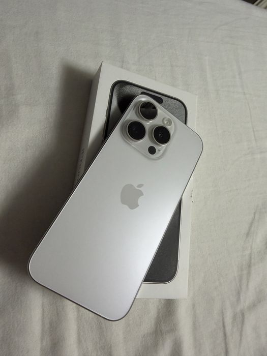 iPhone 15 Pro 128 GB • Biały • Stan idealny • Etui Apple Clear Case