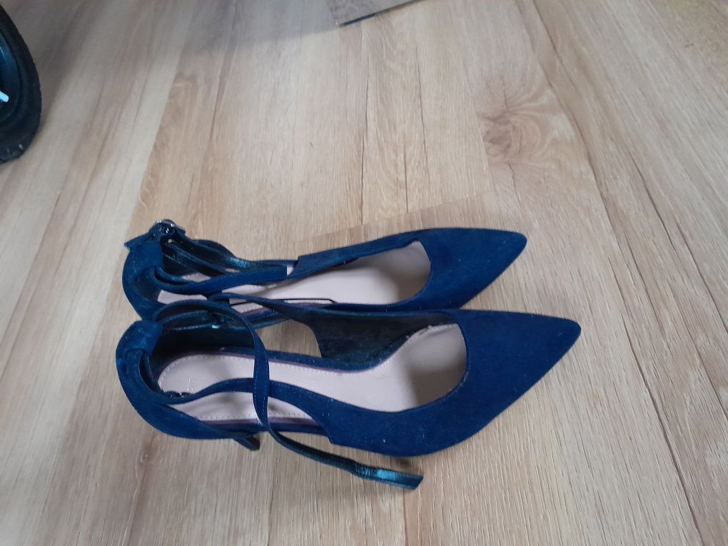 Granatowe szpilki wycięte paseczki 41 buty na obcasie