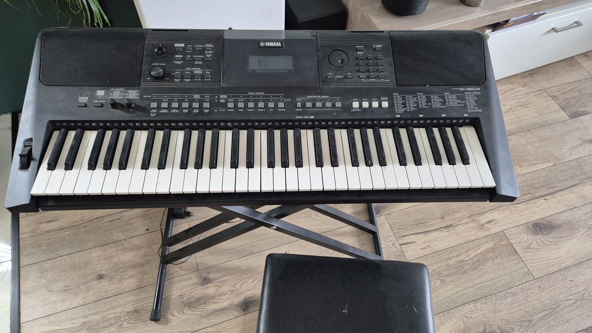 Sprzedam Yamaha PSR463 E ze stojakiem i krzesełkiem