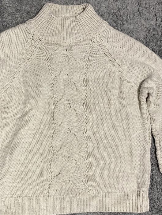 Sweter w warkoczowy wzór