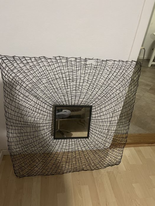 Lustro na metalowej konstrukcji. (Siatka)