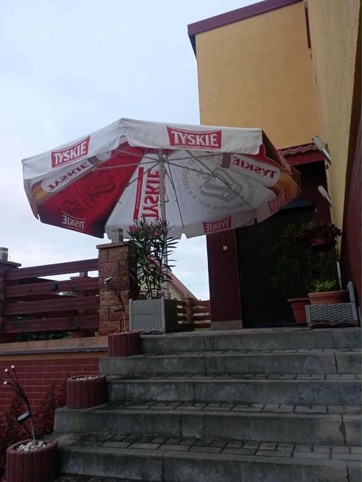 Duzy parasol ogrodowy plus kamien