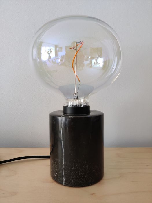 Lampa stołowa z marmuru