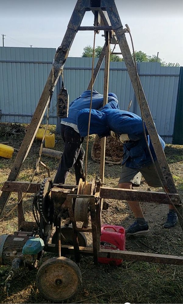 Малогабаритна універсальна бурова установка.