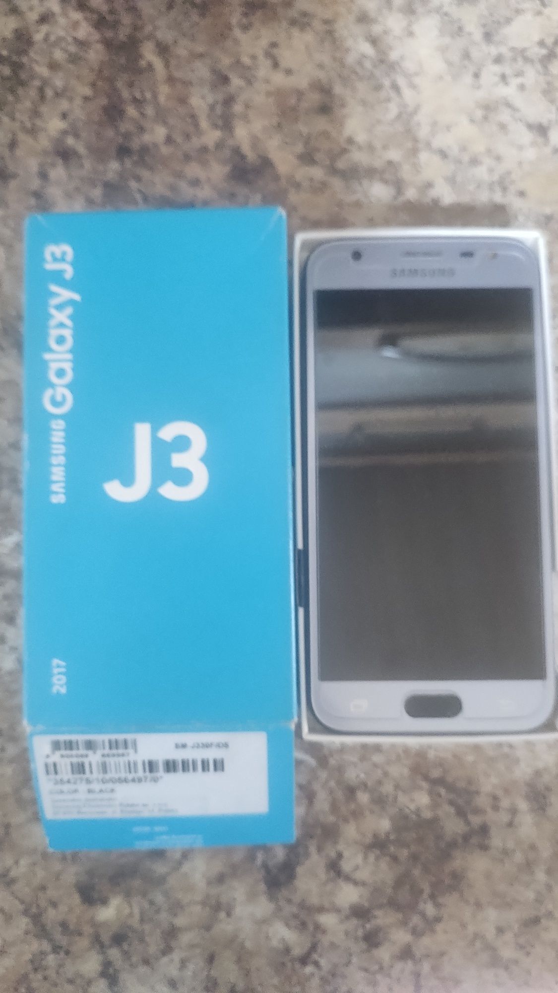 Смартфон Samsung Galaxy J3