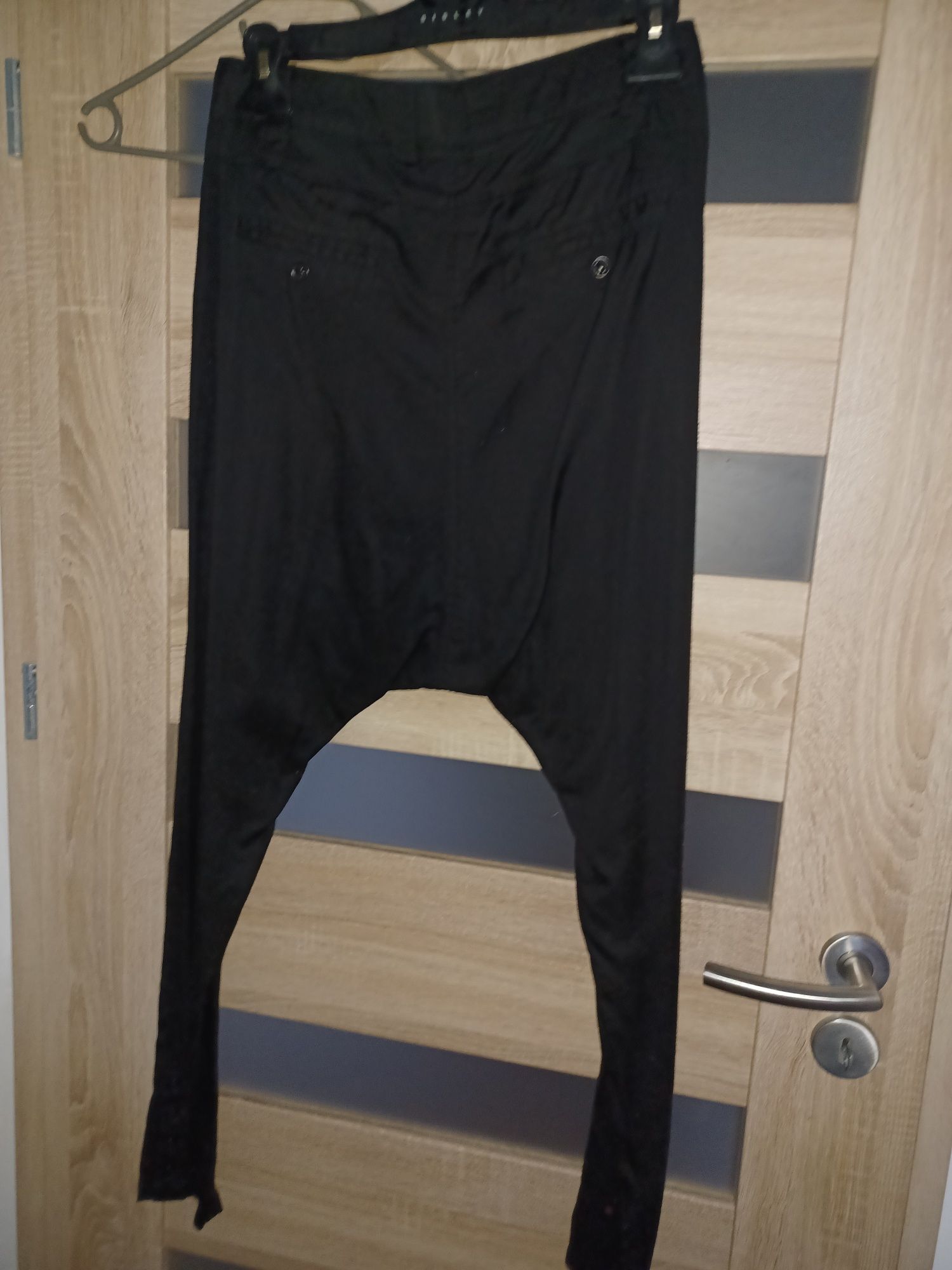 Czarne spodnie damskie z opuszczonym krokiem  Tatuum M