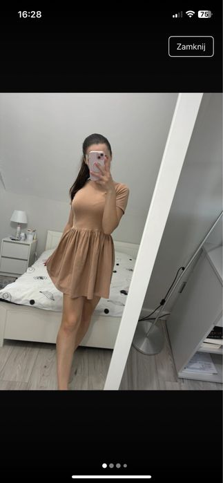 Sukienka z krótkim rękawem.