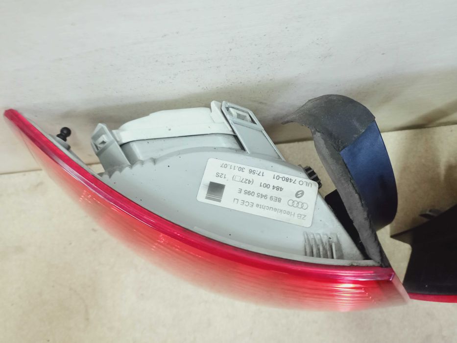 Audi A4 B7 kombi lampa tył tylna prawa lewa oryginał wkład