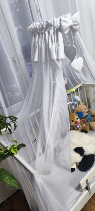 Łóżeczko dziecięce z materacem /baldachimem i karuzelą