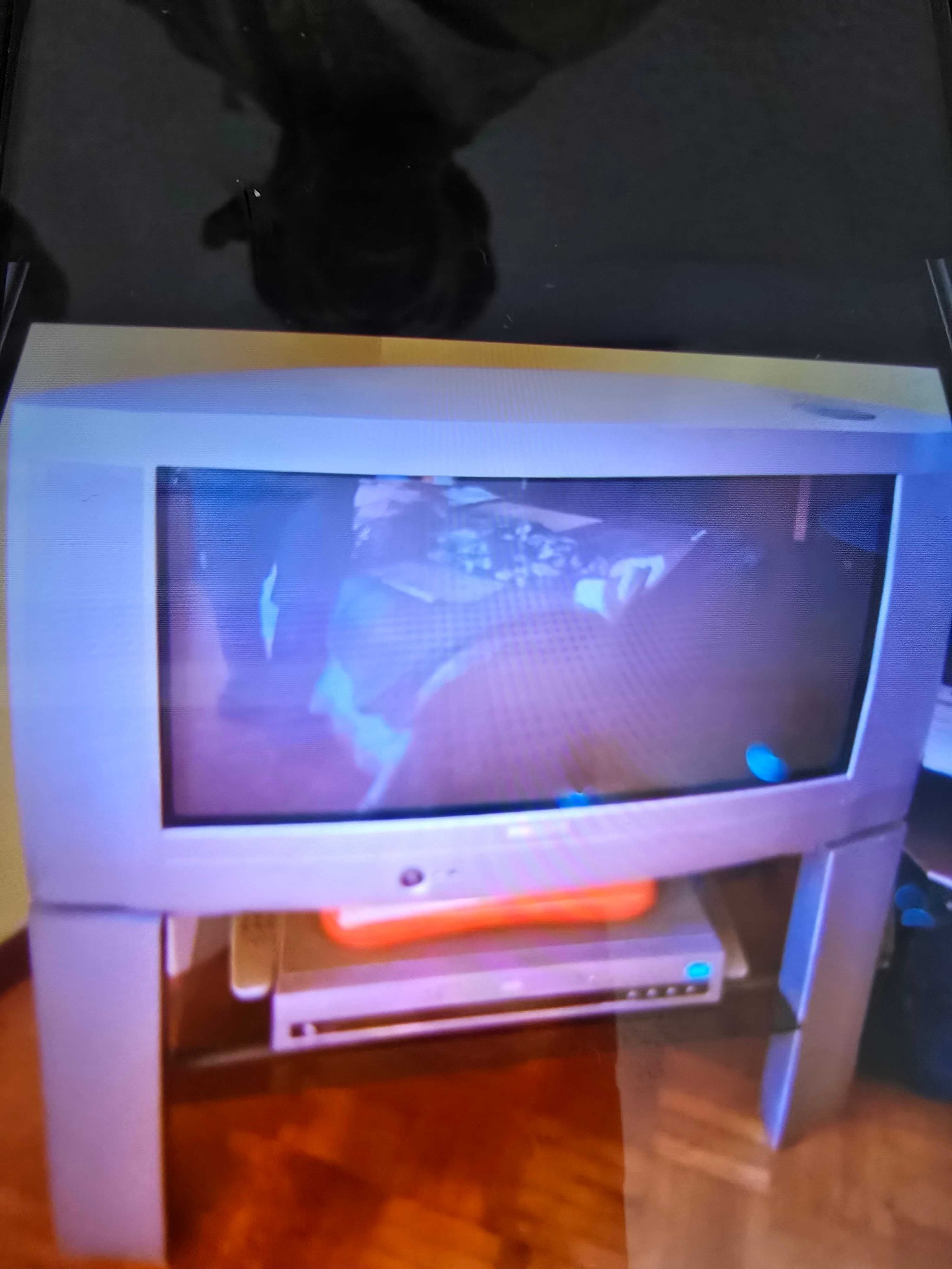 Televisão com móvel PHILIPS e DVD da mesma marca