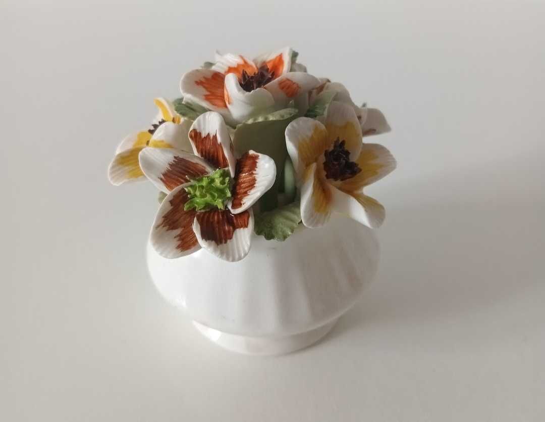 Bukiet porcelanowych kwiatów.