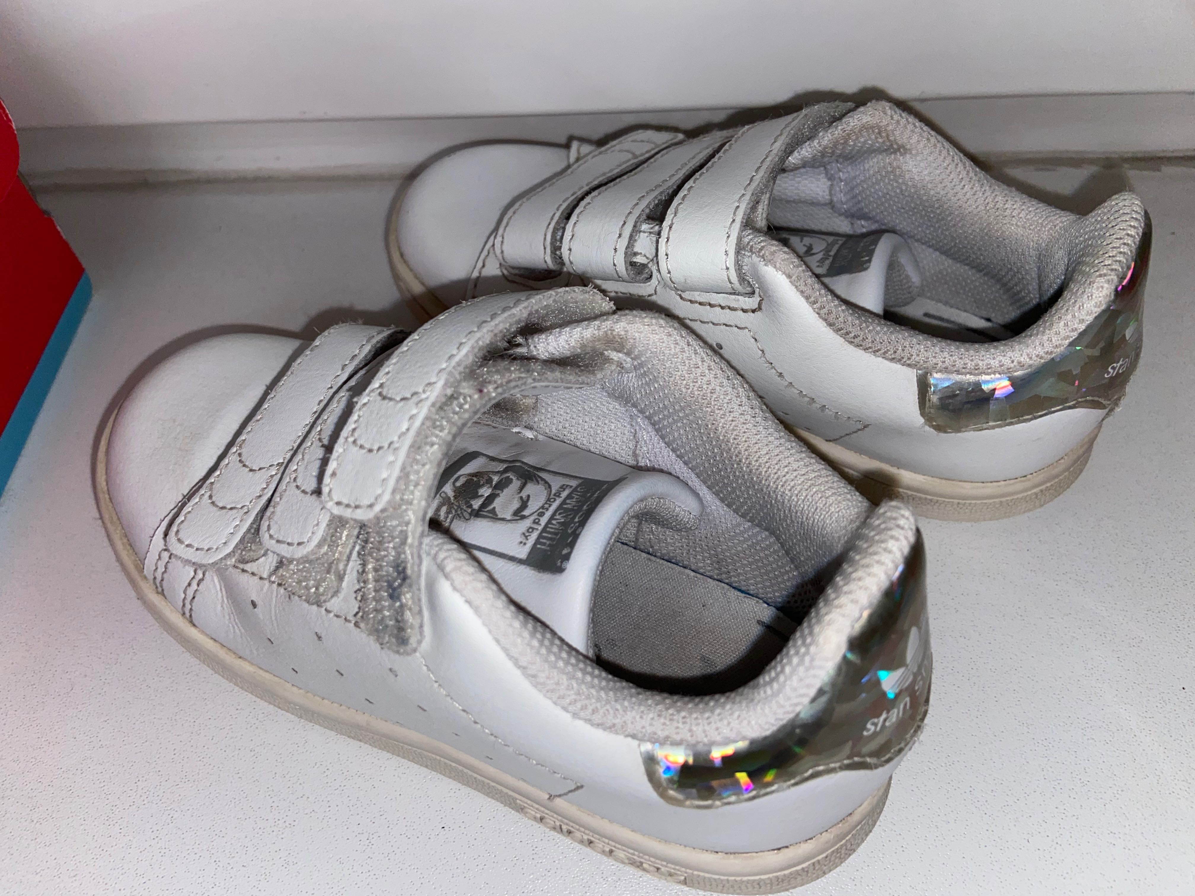 Кроссовки adidas на девочку, размер 26.
Удобные, красивые.
