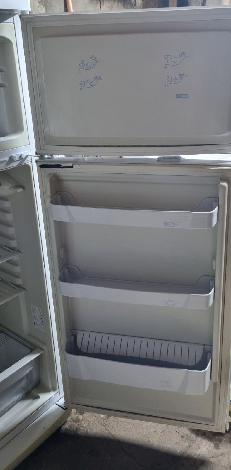 Холодильник  Indesit