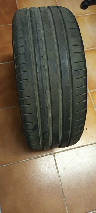 Pneu de carro em bom estado