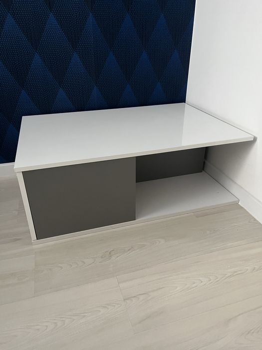 Stolik kawowy bialo szary z otwierana szafka