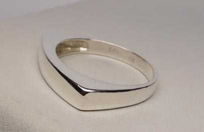 Srebrny pierścionek gładka polerowana ozdoba R.16