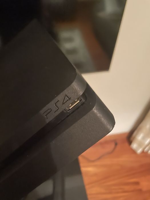 PS4 Slim 500GB com 2 comandos e uma câmara