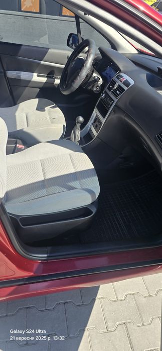 Автомобіль пежо 307