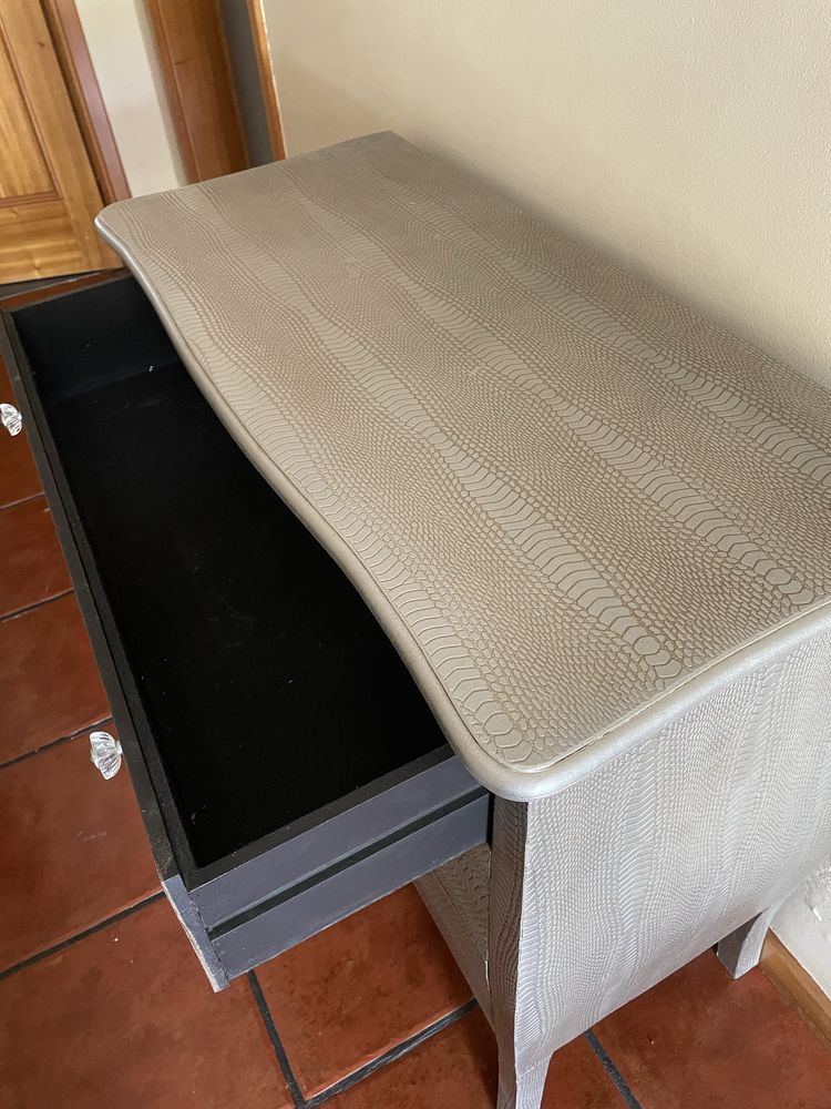 Movel prateado com pormenores