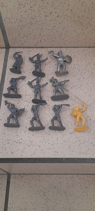 9 bonecos monocromáticos